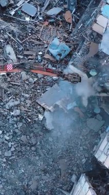 Açık hava inşaatı mahvetti. Drone görüntüsü doğanın çöküşünü yok etti. Dikey video