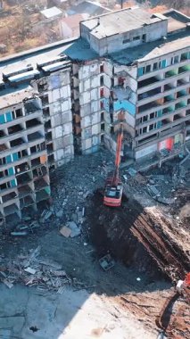 Yıkıcı yıkıcı ev felaketi. Deprem üstüne bina tahrip edildi. Dikey video