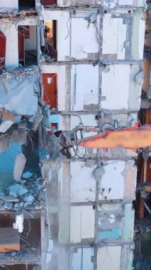 Kazı tahrip yapıları. Makineyle yıkımın havadan görüntüsü. Dikey video