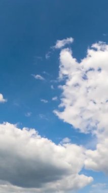 Zaman ayarlı yaz bulutlu hava. Mavi gökyüzü bulutları akıyor. Dikey video