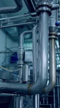 Peynir üreten çelik endüstrisi fabrikası. Süt, paslanmaz fabrika teknolojisi üretiyor. Dikey video