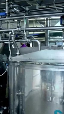 Endüstriyel organik gıda üretim süreci. Modern sterilize süt üretim fabrikası. Dikey video