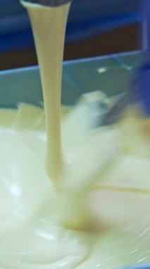 Büyük üretim endüstrisinde fabrika peyniri üretimi. Tereyağı üretmek için büyük fabrika süt tankları. Dikey video