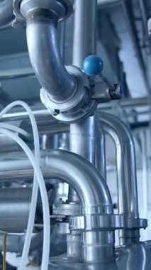 Çelik gibi büyük günlük fabrikası teknolojileri. Paslanmaz tüpleri olan modern süt fabrikası. Dikey video