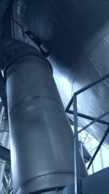 Çelik tüplü yeni teknoloji süt fabrikası. Günlük gıda endüstrisi süt üretimi. Dikey video