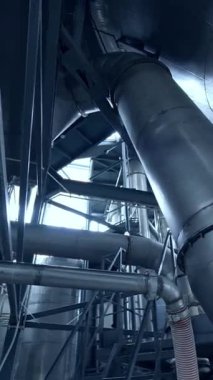 Günlük gıda endüstrisi süt üretimi. Çelik tüplü yeni teknoloji süt fabrikası. Dikey video