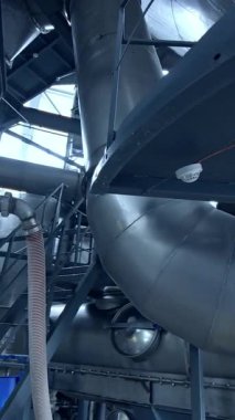Süt üretim fabrikasının modern teknolojisi. Paslanmaz günlük endüstriyel ekipmanları. Dikey video