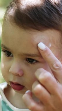 Bahar tatili parkı çocuğu. Parkta oynayan küçük bir çocuk. Dikey video