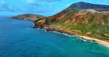 Oahu, Hawaii, ABD 'nin kayalık kıyılarının inanılmaz manzarası. Pasifik Okyanusu 'nun mavi sularının üzerinde Elmas Kafa Krateri boyunca uçuyor..