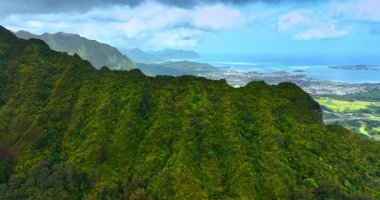 Engebeli yeşil dağ sırasının üzerinde yükseliyor. Görkemli Honolulu şehir manzarasını gözler önüne seriyor..