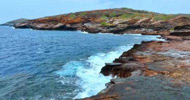 Dalgalar kıyıdaki kayalara çarptı. Hawaii 'nin engebeli kıyı şeridi su gücü tarafından kesildi. Hava görünümü.