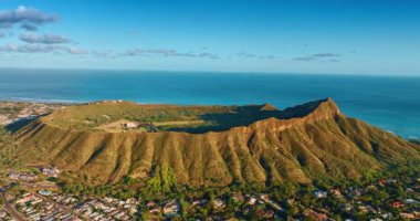 Engebeli yeşil yamaçlar parlak güneş tarafından aydınlatılır. Pasifik Okyanusu 'nun arka planındaki Elmas Kafa Krateri, havadan bakıldığında....
