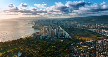 Gün batımında Honolulu, Hawaii, ABD 'nin muhteşem manzarası. Gri kümülüs bulutları şehrin panoramasında toplanıyor..