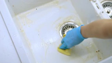 Kirli mutfak lavabosunun temizlenmesi gerekiyor. İhmal edilmiş bir mutfak lavabosunda artık yiyecek ve kir izleri var. Bu da temizlik ihtiyacını gösteriyor..