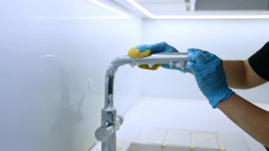 Dikkatli bir şekilde mutfak armatürlerini temizle. Parlak bir mutfak musluğunu dikkatlice sünger ve sabunla temizler. Temiz ve hijyenik bir yüzey sağlar..