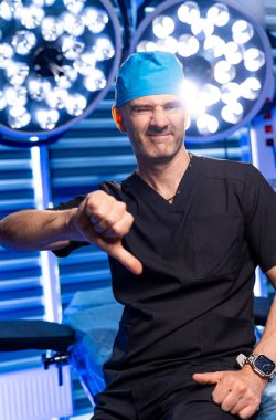 Cerrahlar ameliyathanede onay vermiyor. Ameliyat odasında ameliyat geçiren bir cerrah, ameliyat sırasında hayal kırıklığını göstererek ameliyata girmeyi reddediyor..