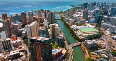 Ala Wai Kanalı 'nın suyu parlak güneşte parlıyor. Honolulu Hawaii 'nin güzel şehir manzarası, ABD. Pasifik Okyanusu 'nun arka planındaki su manzarası. Hava görünümü.