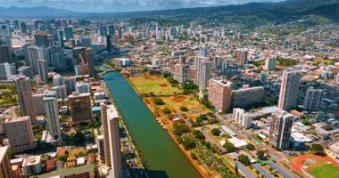 Honolulu manzarasından Waikiki Resort 'u özetleyen Ala Wai Kanalı' na bakın. Modern şehrin uçsuz bucaksız kentsel manzarası.