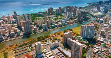 Güneşli bir günde Waikiki tatil köyünün muhteşem manzarasına yaklaşıyoruz. Pasifik Okyanusu 'nun arka planındaki şehir manzarasına hava perspektifi.