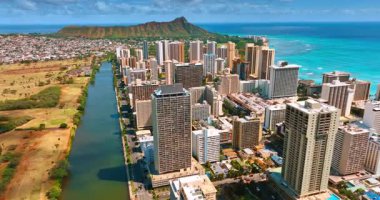 Waikiki tatil köyü manzarası. Çok güzel binaları var. Ala Wai Kanalı üzerinde uçuş. Arkaplanda Diamond Head Krateri.