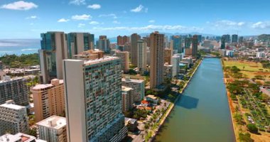 Ala Wai Kanalı üzerindeki Waikiki 'de çok katlı bir binaya yaklaşıyoruz. Honolulu 'nun güneşli manzarası, Hawaii, ABD tepeden.