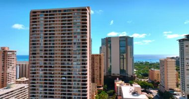 Waikiki şehrindeki yüksek binaların cephelerinde uçmak gibi. Pasifik Okyanusu 'nun gök mavisi su manzarası.