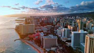 Honolulu, Hawaii, ABD 'deki Waikiki tatil köyüne yaklaşıyoruz. Gri bulutlar manzaranın üstündeki gökyüzünü kaplıyor..