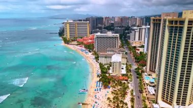 Waikiki tatil köyünün kumlu sahili ve kentsel alanı muhteşem. Pasifik Okyanusu 'nun su üzerinde insansız hava aracı görüntüleri. Honolulu, Hawaii, ABD.