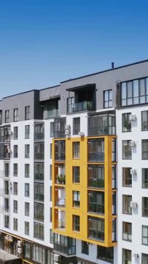 Yeni apartman manzarası. Genç aileler için modern konut kompleksinin havadan görünüşü