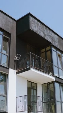 Apartman binalarının havadan görünüşü. Daireleri olan çok katlı bir bina.