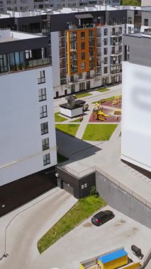 Kentsel alandaki apartman blokları. Çok katlı binaların havadan görünüşü