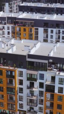 Yeni konut kompleksi cephesi. Tipik çok katlı apartman manzarası