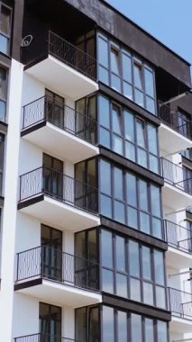 Şehirdeki modern apartmanlar. Modern şehir apartmanının havadan görünüşü