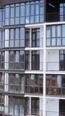 Apartman binalarının insansız hava aracı görüntüsü. Minimalist tarzda yeni yerleşim kompleksinin havadan görünüşü