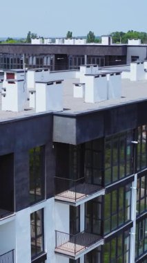 Yüksek katlı bir bina. Modern apartmanların havadan görünüşü, dış görünüş.