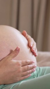 Hamile kadın koca göbeğini okşar. # Evdeki koca göbekli mutlu hamile kadını kaybet #