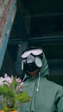 Nükleer kimyasal savaştan sonra hayatta kalan. Gaz maskeli bir sapık terk edilmiş fabrikada yürüyor.