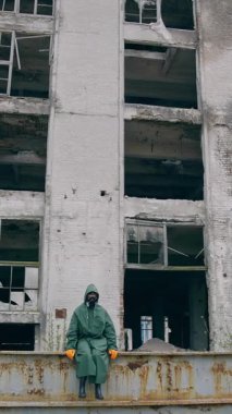 Nükleer kimyasal kazadan sonra hayatta kalan. Gaz maskeli adam neredeyse yıkılmış bir bina.