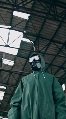 Gaz maskesi takan bir adamın portresi. Gaz maskeli adam ve özel kimyasal koruma