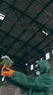 Endüstriyel binadaki adam. Nükleer felaketten sonra gaz maskesi takan adam.