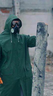 Koruyucu kimyasal giysili bir adam. Kıyamet sonrası dünyada kimyasal koruma altında bir adam.