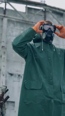 Kirli ortamda maskeli bir adam. Gaz maskeli bir adamla felaketler üstüne felaketler.