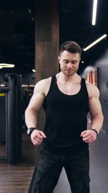 Hardcore Spor Salonu 'nda egzersiz. Sporcu beden eğitimi antrenmanına hazırlanıyor. Vücut geliştirme egzersizi için hazır.