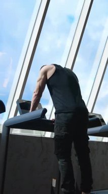 Koşu bandında koşan fitness adamı. Spor salonundaki koşu bandında koşan genç adam.