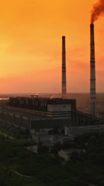 Fabrikadan baca tüttürüyorum. Gün batımında fabrika bacalarının hava görüntüsü