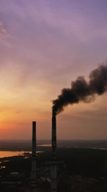 Fabrikadan gelen hava kirliliği dumanı. Gün batımında fabrikanın hava aracı görüntüsü