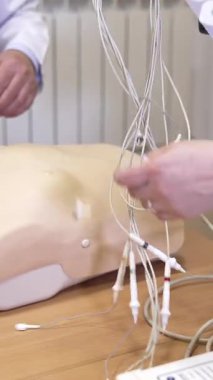 Tıp mankeniyle antrenman. Tıbbi eğitim prosedürünü kapat