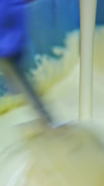 Tereyağı üretim hattında. Tereyağı endüstrisi sürecini kapat