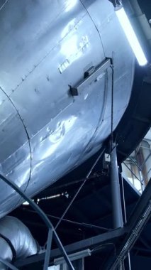 Süt fabrikasındaki depo. Mandıra fabrikası, metal tüplü endüstriyel ekipman.