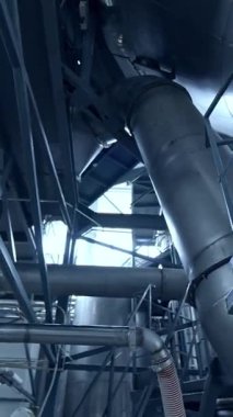 Süt ürünleri fabrikasındaki ekipman. Modern süt fabrikasında süt ürünleri üretimi